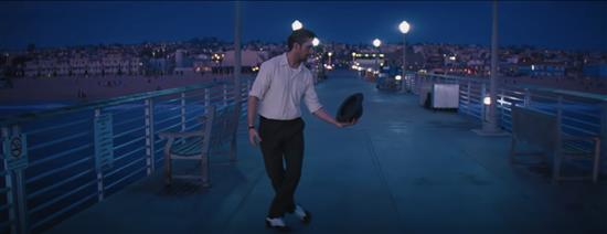 在《爱乐之城》中，男主角在码头上深情吟唱“City of Stars”。?